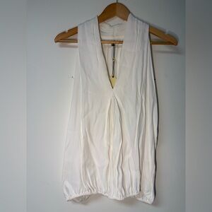 NWT Women’s Sophie Max White Top NWT! #gift